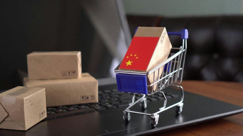 Китайские продавцы приостанавливают продажи на российских маркетплейсах в ожидании девальвации рубля