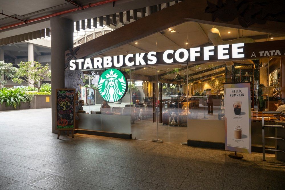 Сеть Starbucks сократит более 1000 сотрудников