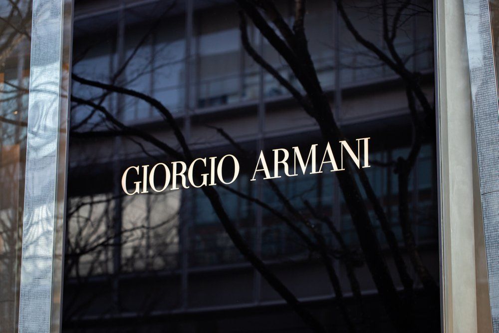 Итальянский дом моды Armani приступил к переговорам с L’Oréal о продаже миноритарной доли компании