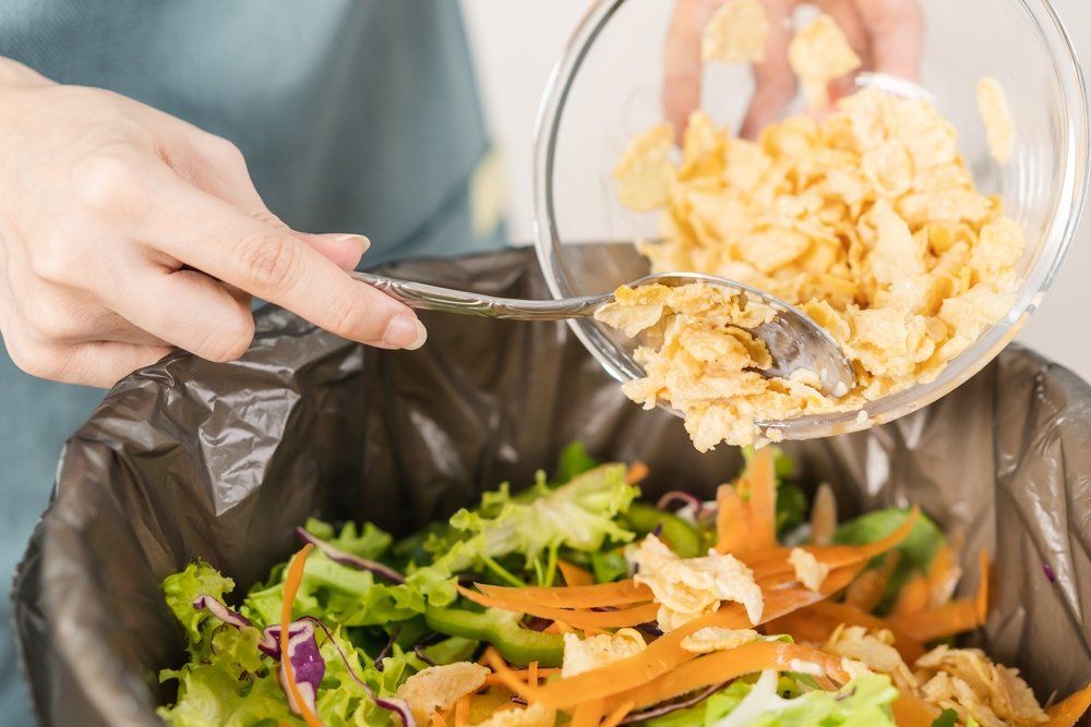 Москвичи выбрасывают продукты чаще петербуржцев