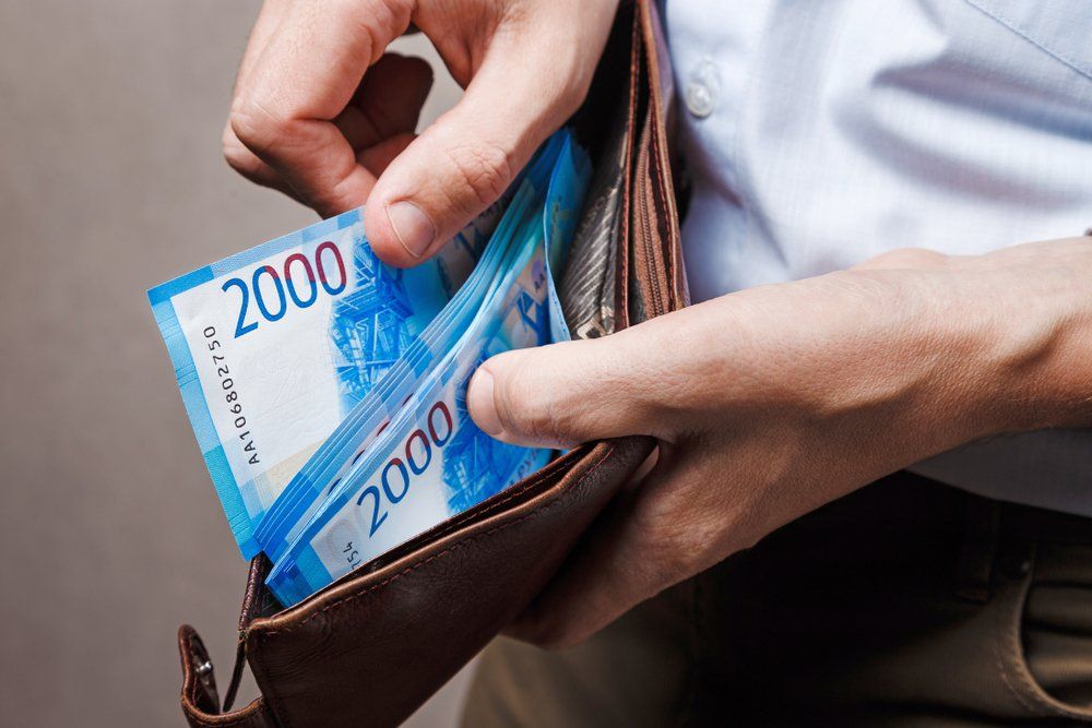 SuperJob: сумма наличных в кошельках россиян за полгода выросла на четверть