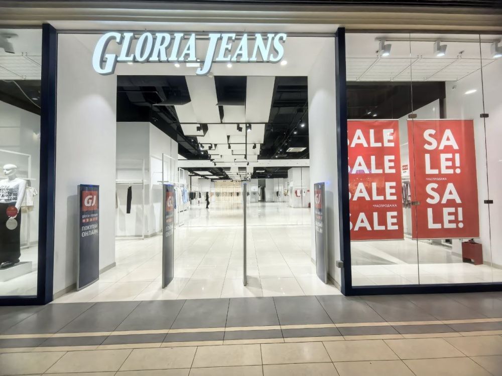 Один из крупнейших магазинов Gloria Jeans в Петербурге прекратил работу