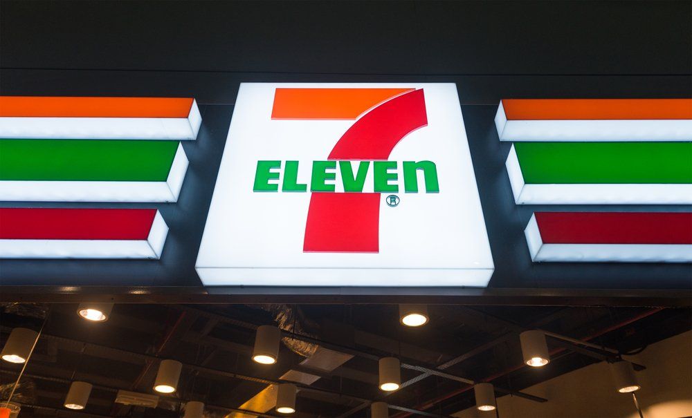 Сеть 7-Eleven подала в суд на Nike из-за оранжево-зеленых кроссовок «7–11»