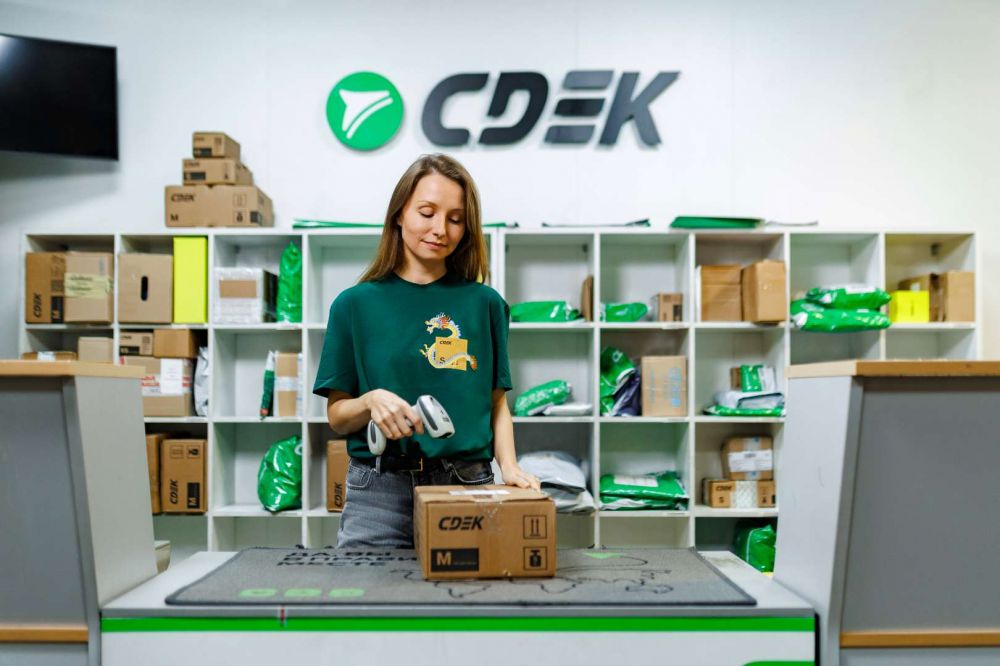 Грива для кота и шапка-зонтик: самые необычные посылки сентября по версии СДЭК